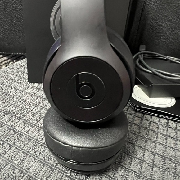 BEATS Solo3 LIKE NEW - Picture 5 of 12